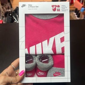 Nike 3piece bodysuit, hat & booties set newborn 0-6 months